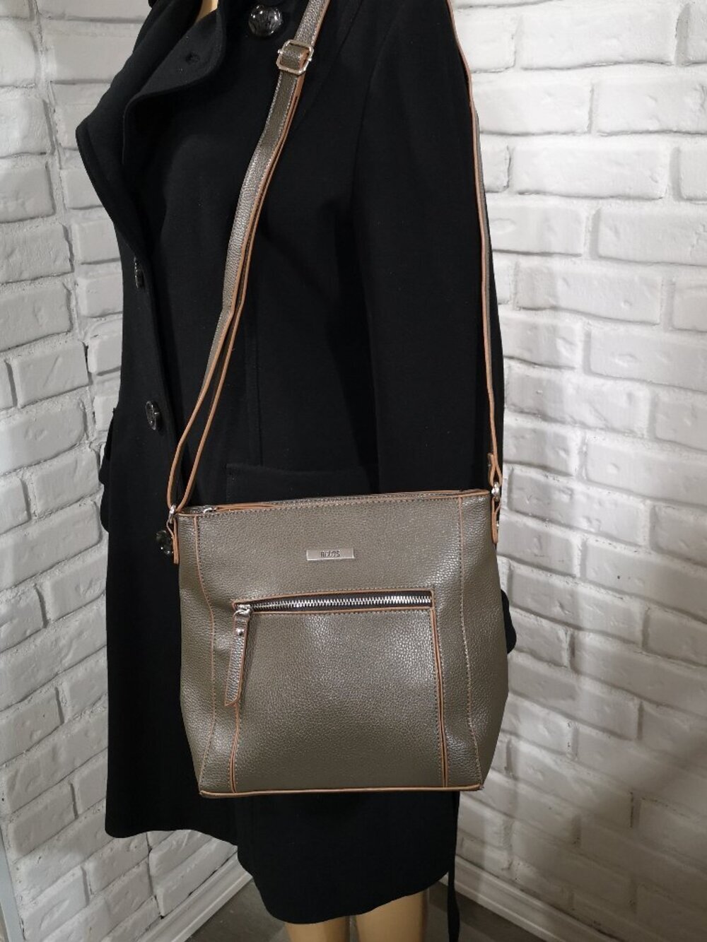 Vintage Roots Leather Grey Crossbody Bag w/ Adjustable Shoulder Strap Lined